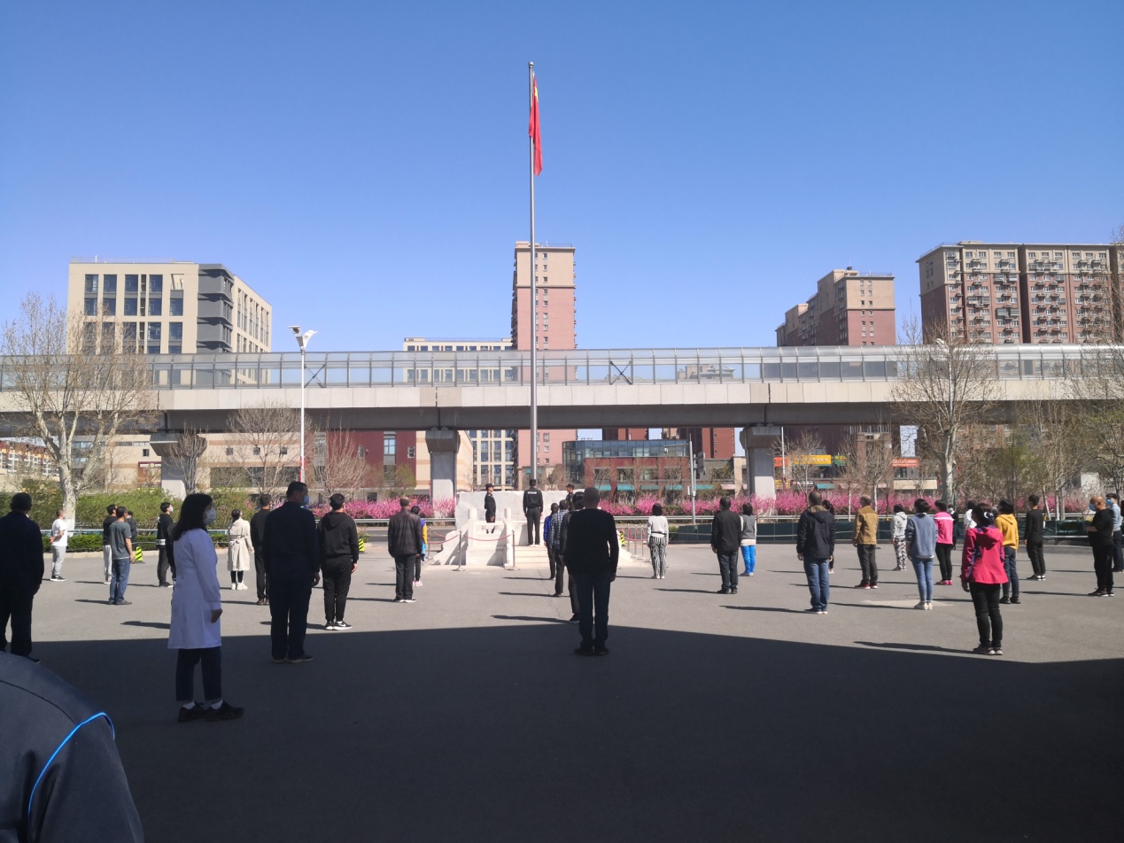 开幕式前,学校举行升旗仪式.jpg
